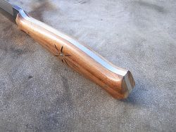 Dague de chasse damas, détails du manche et de la garde en damas.