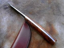 Couteau de cuisine forgé, manche en olivier avec lame en acier xc75, guillochage du dos la lame.