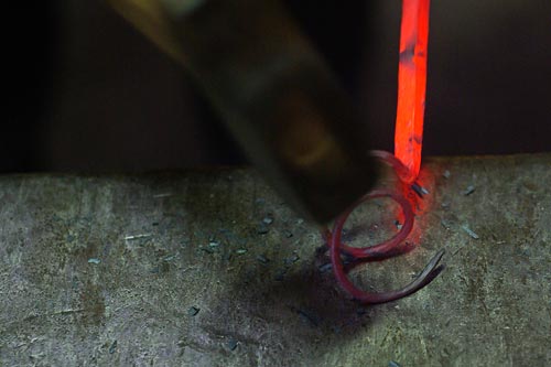 Martelage de serrage de la mèche - Fabrication et forge d'un tire-bouchon