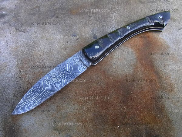Couteau pliant L.LATASTE manche en tilleul échauffé avec une lame en damas forgé