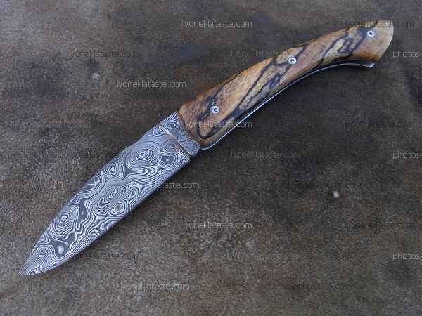 Couteau pliant L.LATASTE manche en tilleul échauffé avec une lame en damas forgé