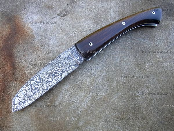 Couteau pliant L.LATASTE manche en ébène grenadille avec une lame en damas forgé
