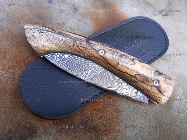 Couteau pliant L.LATASTE manche en ébène grenadille et lame damas avec son étui de protection (fourreau de poche).