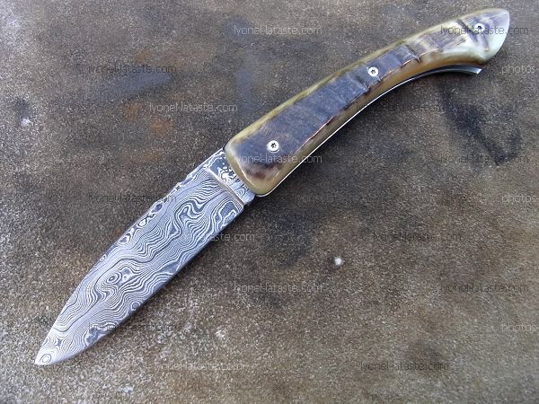 Couteau pliant L.LATASTE manche en croute de corne de bélier et lame en damas forgé