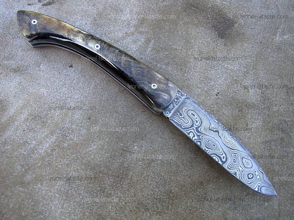 Couteau pliant L.LATASTE manche en croute de corne de bélier et lame en damas forgé