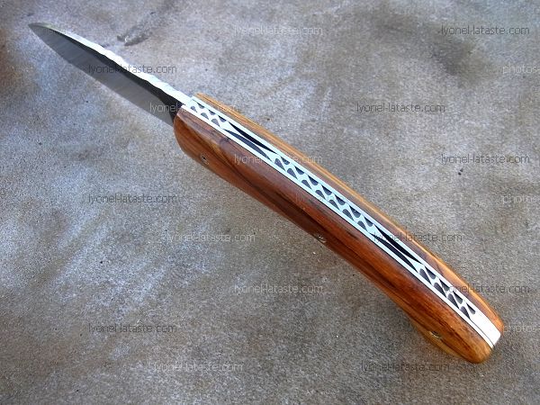 Couteau pliant L.LATASTE avec guillochage sur le dos du ressort et à l'intérieur. Guillochage du dos de la lame