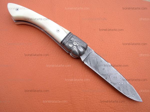 Couteau pliant L.LATASTE manche en ivoire de phacochère avec mitres et lame damas.