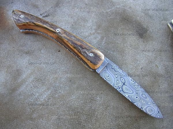 Couteau L.LATASTE manche en croûte d'ivoire de mammouth fossilisé et stabilisé avec lame en damas forgé motif gouttes d'eau