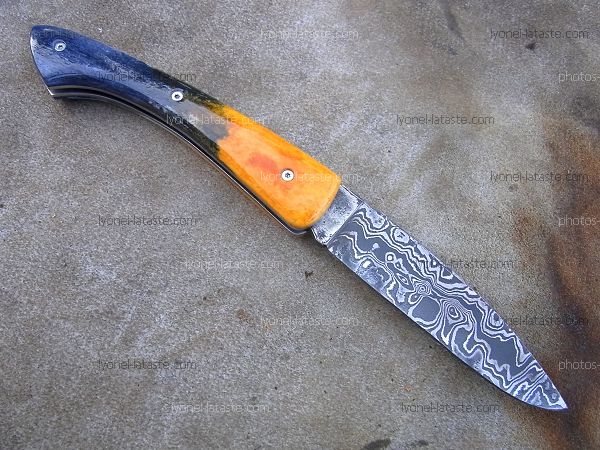 Couteau pliant L.LATASTE manche en ivoire de phacochère avec mitres et lame damas.