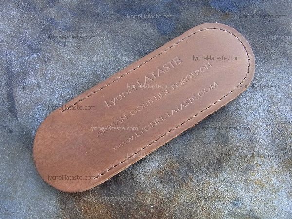 Fourreau de poche en cuir, tannage végétal.Couleur cuir naturel.Convient aux modèles de couteaux L.LATASTE, BECASSIER, LOU PALOUMAYRE, Le BAZADAIS et Le GRAAL