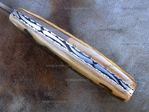 Couteau L.LATASTE ivoire de mammouth fossilisé avec guillochage sur le dos du ressort et à l'intérieur. Guillochage dos de lame et sur tout le tour intérieur des platines.