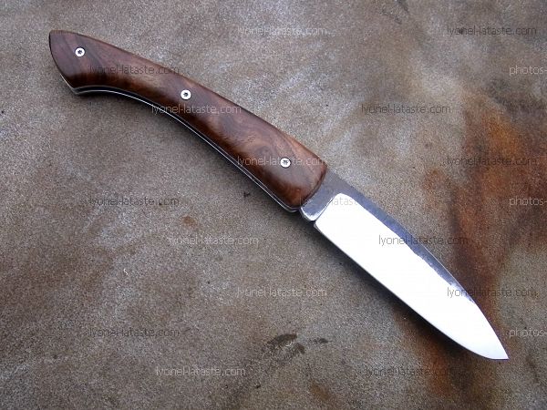Couteau pliant L.LATASTE manche en noyer, lame en acier xc75 brut de forge OXYDABLE.