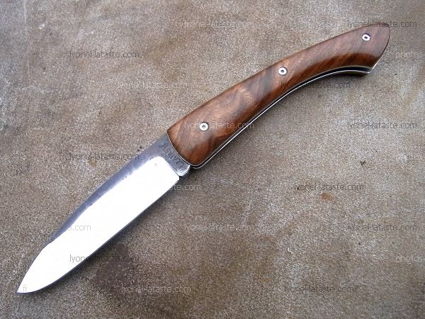 Couteau pliant L.LATASTE manche en noyer, lame en acier xc75 brut de forge OXYDABLE.