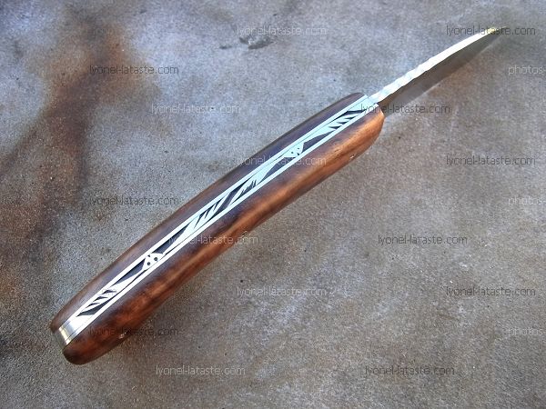 Couteau pliant L.LATASTE manche en très vieux chêne et lame en acier xc75 brut de forge OXYDABLE.