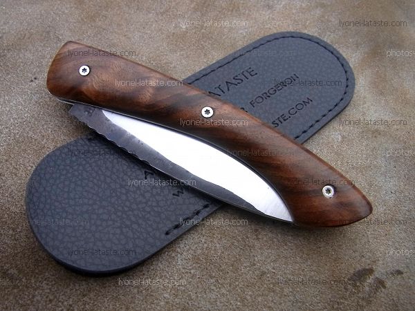 Couteau pliant L.LATASTE manche en noyer, lame brut de forge avec son étui de protection (fourreau de poche).