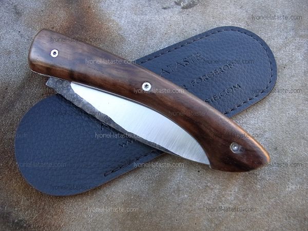 Couteau pliant L.LATASTE manche en platane échauffé et lame brut de forge avec son étui de protection (fourreau de poche).