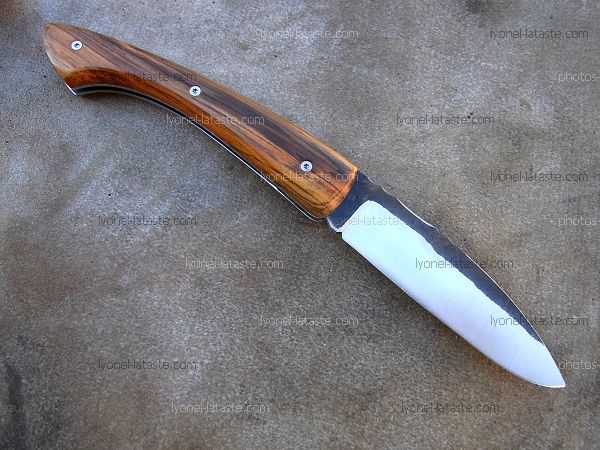 Couteau pliant L.LATASTE manche en hêtre échauffé, lame en acier xc75 brut de forge OXYDABLE.