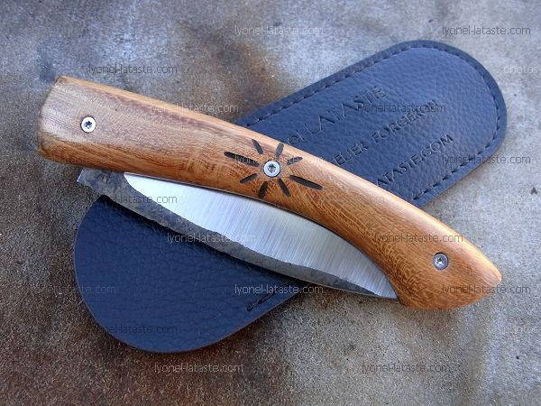 Couteau pliant L.LATASTE manche en vieux châtaignier et lame brut de forge avec son étui de protection (fourreau de poche).