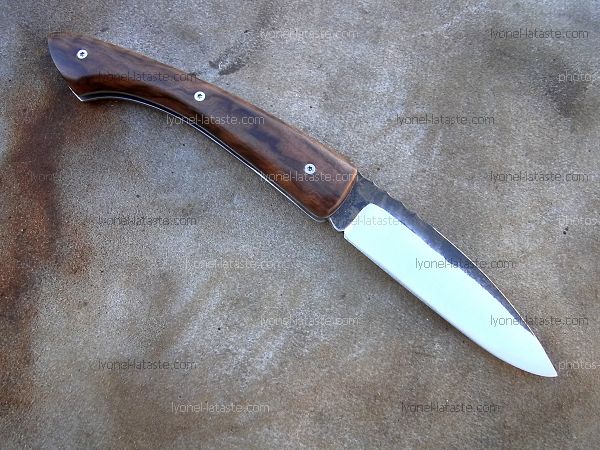 Couteau pliant L.LATASTE manche en ronce de noyer et lame en acier xc75 brut de forge OXYDABLE.
