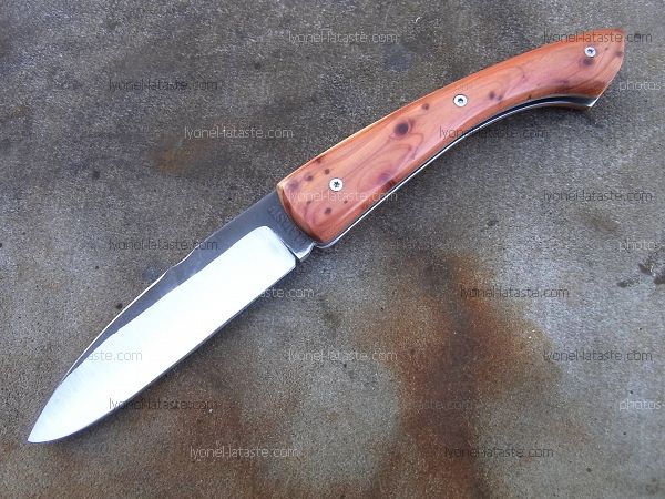 Couteau pliant L.LATASTE manche en genévrier, lame en acier xc75 brut de forge OXYDABLE.