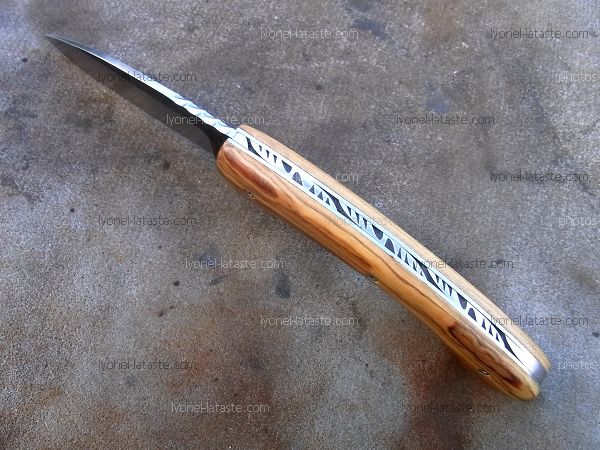 Couteau pliant L.LATASTE avec guillochage sur le dos du ressort et à l'intérieur. Guillochage du dos de la lame