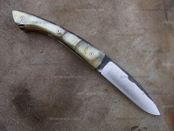 Couteau pliant L.LATASTE manche en corne de bélier blonde, lame en acier xc75 brut de forge OXYDABLE.