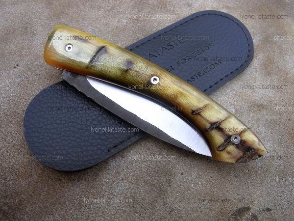 Couteau pliant L.LATASTE manche en très vieux châtaignier et lame en acier xc75 brut de forge avec son étui de protection,(fourreau de poche).