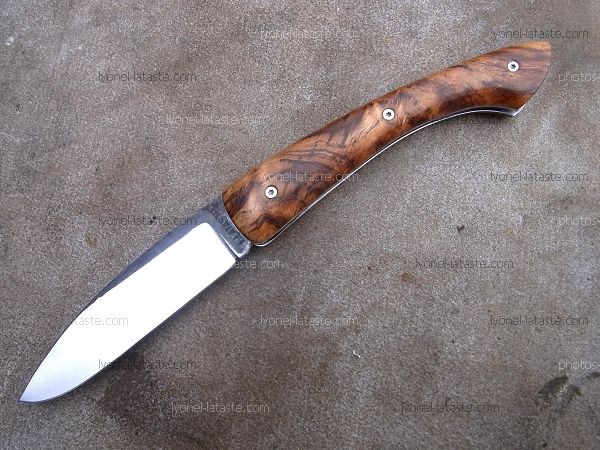 Couteau pliant L.LATASTE manche en loupe de châtaignier avec lame en acier xc75 brut de forge