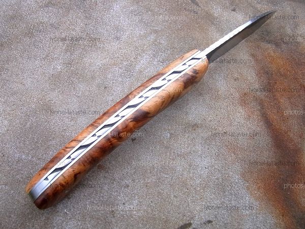 Couteau pliant L.LATASTE guillochage sur le dos du ressort et à l'intérieur. Guillochage du dos de la lame. 