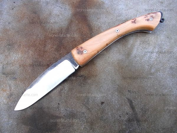 Couteau pliant L.LATASTE manche en loupe de genévrier, lame en acier xc75 brut de forge OXYDABLE.