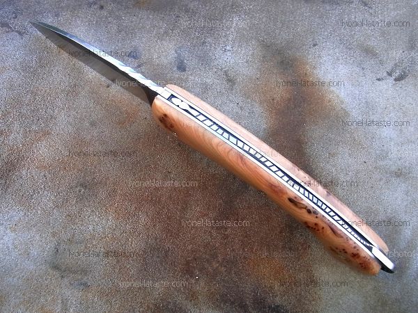 Couteau pliant L.LATASTE avec guillochage sur le dos du ressort serpent et classique à l'intérieur, volute forgée. Guillochage du dos de la lame