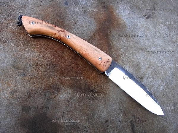 Couteau pliant L.LATASTE manche en loupe de genévrier, lame en acier xc75 brut de forge OXYDABLE.