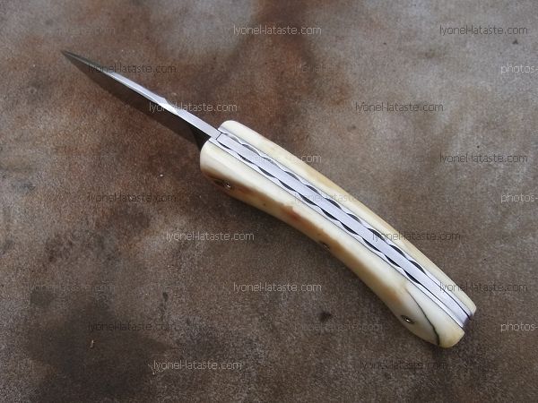 Couteau pliant L.LATASTE avec guillochage des platines et ressort à l'intérieur. Guillochage du dos de la lame