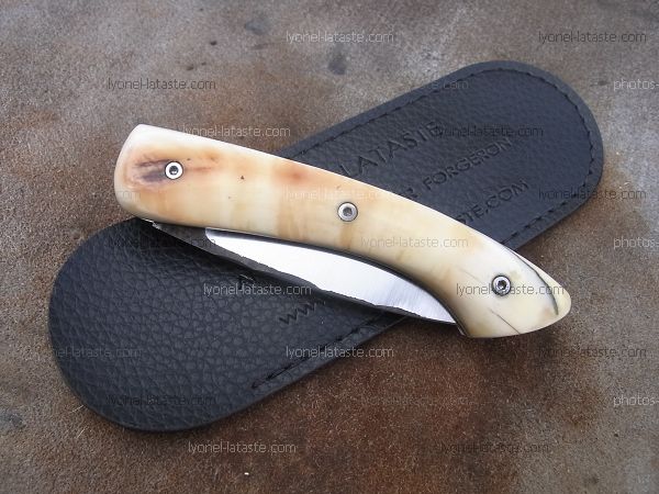 Petit couteau pliant L.LATASTE manche en hêtre teinté et lame en damas forgé avec son étui de protection (fourreau de poche).