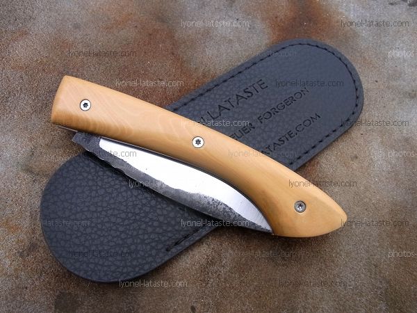 Couteau pliant L.LATASTE manche en buis, lame brut de forge avec son étui de protection (fourreau de poche).