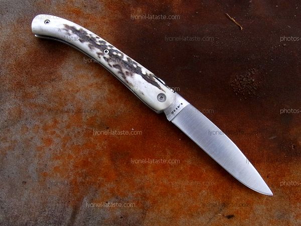 Couteau LOU PALOUMAYRE avec manche en bois de cerf.