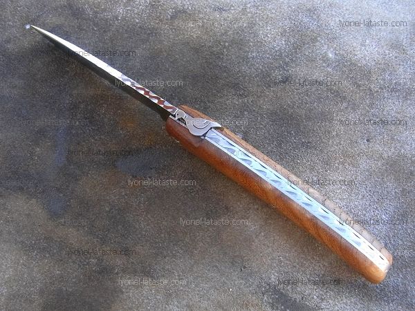 Couteau LOU PALOUMAYRE manche en orme avec guillochage du ressort, du dos de la lame ainsi que les vis de serrage.