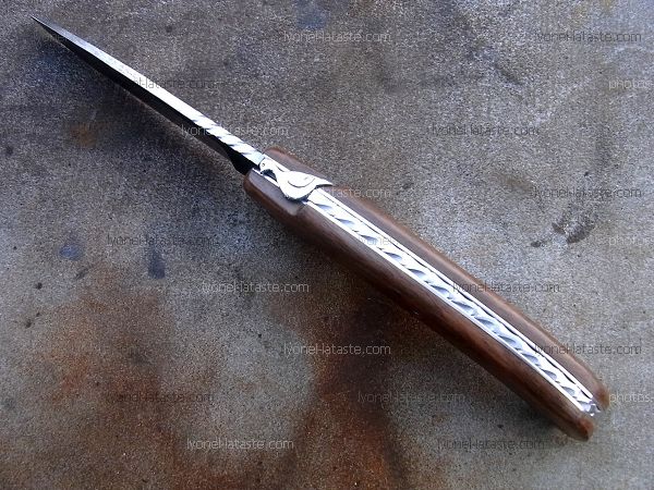 Couteau LOU PALOUMAYRE manche en bois de cerf, présentation du couteau fermé et guillochage. 