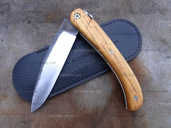 Couteau LOU PALOUMAYRE manche en bois de cerf avec son étui de protection, fourreau de poche.