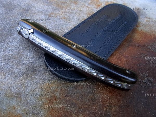 Couteau LOU PALOUMAYRE manche en ébène avec son étui de protection, fourreau de poche.