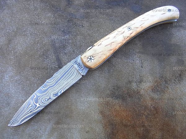 Couteau LOU PALOUMAYRE avec manche en bouleau madré et lame en damas forgé. 