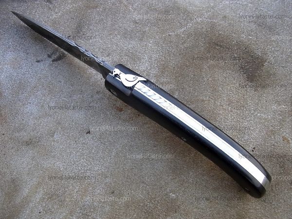 Couteau LOU PALOUMAYRE manche en ébène et sa palombe avec petit guillochage sur le ressort.
