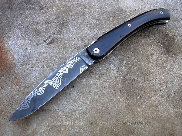 Couteau LOU PALOUMAYRE avec manche en ébène et lame en damas forgé.