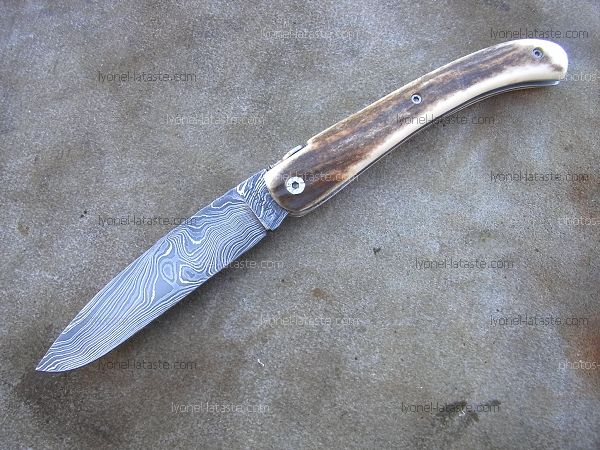 Couteau LOU PALOUMAYRE avec manche en bois de cerf et lame en damas forgé.