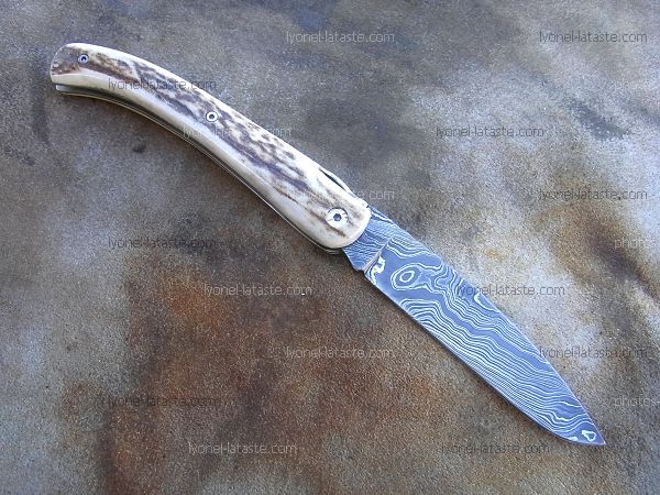 Couteau LOU PALOUMAYRE avec manche en bois de cerf et lame en damas forgé.