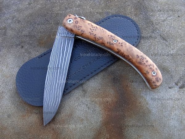 Couteau LOU PALOUMAYRE manche racine de thuya et lame damas avec son étui de protection.