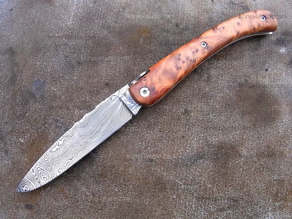 Couteau LOU PALOUMAYRE avec manche en racine de thuya et lame en damas forgé. 