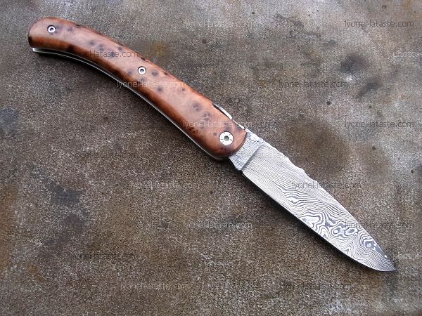 Couteau LOU PALOUMAYRE avec manche en racine de thuya et lame en damas forgé. 