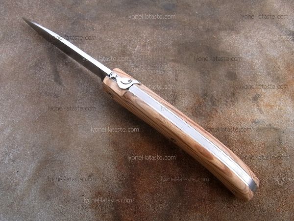 Couteau LOU PALOUMAYRE manche en chêne et sa palombe sur le ressort.