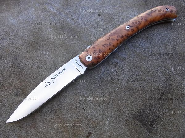 Couteau LOU PALOUMAYRE avec un manche en racine de thuya.